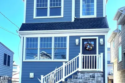 Image de Luxury Home 1 Block from North End Beach!