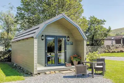 Image de Comfortable pod perfect for short stays for couples with a sense of fun.