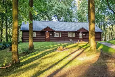 Image de Semi-detached lodge with modern styling features.