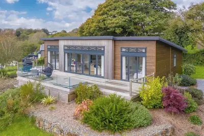 Image de Luxurious and contemporary lodge with panoramic views.