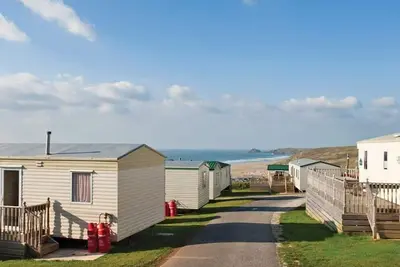 Image de Well presented 12ft-wide caravan with one double and one twin.