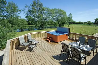Image de Luxury lodge with one double with en suite shower, one twin and one twin with child size beds.