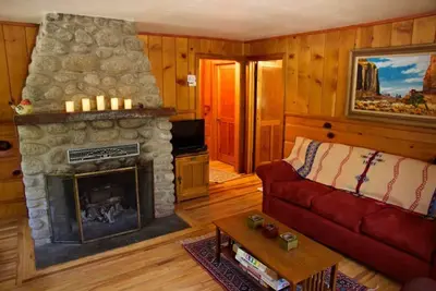 Image de Ahwahnee-be Vintage Cabin - Three blocks to town!