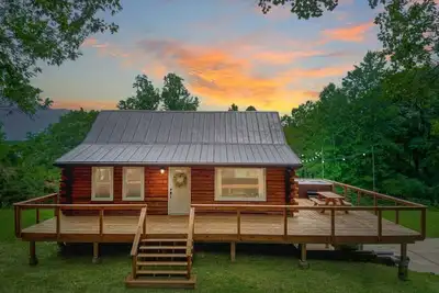 Image de Our Happy Place #LuxuryLogCabin Hot Tub Waffle Bar