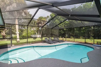 Image de Heated pool on the water - under 10 mins to beaches!
