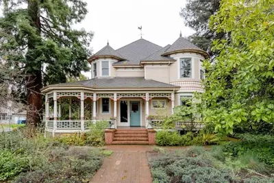 Image de Downtown Modern Historical Queen Anne Victorian - Bolton House