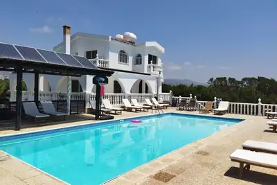 Image de Luxury 8 Bedrooms Villa With 8 Full Bathrooms, Huge Swimming Pool, Spa And 8 Cars
