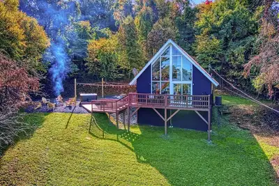Image de The perfect getaway for coffee lovers & hikers with gorgeous mountain views!