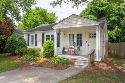 Image de Cottage Central to Downtown/Midtown & walk to hospital