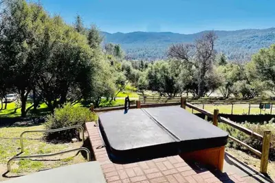 Image de Black Bear Suite/Hot Tub/Sleeps 4/affordable!