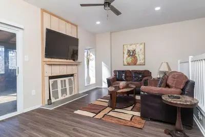 Convenient, spacious 3br 2. 5ba With Parking