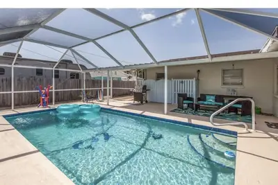 Image de Dolphin escape Pad come stay at our beautiful pool oasis with heated pool!