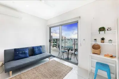 Image de Zen Seabreeze: Workdesk ~ Balcony Dining ~ Seaview