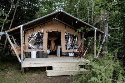 Image de Safari Tent Site 8 | 1 Queen Bed & 2 Bunk Beds | Pond View