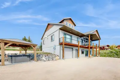 Image de Luxe lake view, dog-friendly home w/ access to pool, hot tub, & beach