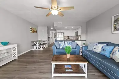 Image de Dream Vacation Surf Condo, On the Beach with Pool
