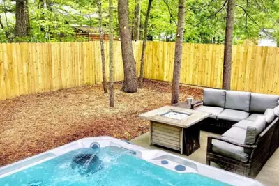 Image de Locally Owned 4br w/Hot Tub