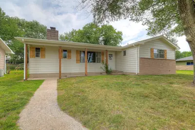 Image de The Greystone- Spacious + Updated home in Se Joplin