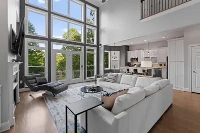 Image de Luxurious & Private Lake Front Home! Renovated! Close to shopping & restaurants