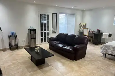 Image de Spacious Basement in Montreal