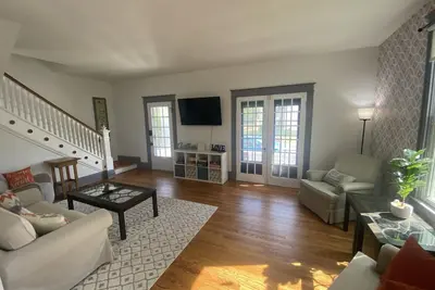 Image de Spacious, Beautiful St. Charles Home-Remodeled-Sleeps 10! New Patio!
