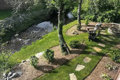 Image de Stream. . . . Firepit. . . . Downtown Blowing Rock. Newly renovated. Cozy! ! !