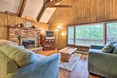 Image de Game Room & Fire Pit: Tree-Lined Pocono Lake Cabin