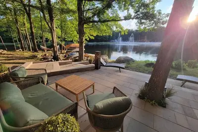 Image de Lady of the Lake-Poconos Premier Lakefront Retreat