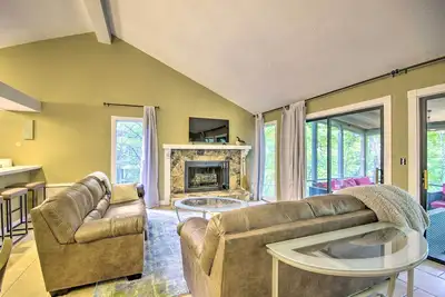 Image de 2 Decks & Pool Access: Osage Beach Retreat
