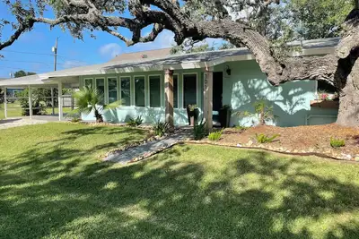 Image de Newly remodeled coastal cottage 3 blocks from the water!
