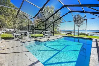 Image de Lake Shipp House with pool and dock on the water
