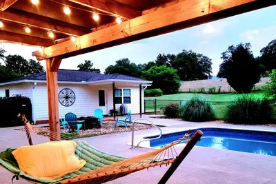 Adorable & Centrally Located Guest Cottage with Pool Access