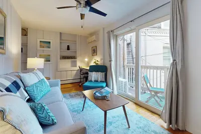 Image de Sun-filled 1 bed, 1 bath in Brookline Village
