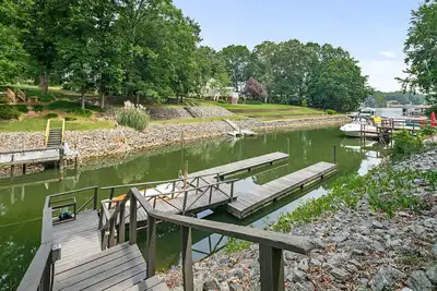 Image de ✦Lake Norman Getaway ✦Lakefront w/Dock & Hot Tub