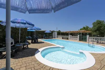 Image de Maison de vacances Le Lamie di Comasia 2 avec piscine, jardin et Wi-Fi partagés.