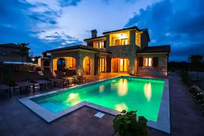 Image de Stone villa with pool, barbecue, large garden and wooden house for children