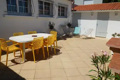 Image de Maison à 100m de la plage, 6 pers, équipement complet, patio & parking, proche centre-ville