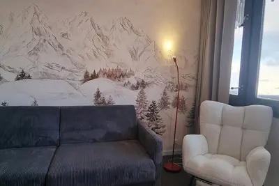 Image de Studio rénové au pied des pistes avec balcon et Tv