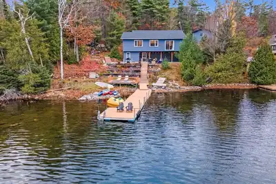 Image de A cozy escape on the lake with a hot tub