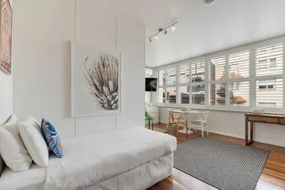 Image de Getawayz Nsw - Bay Court Iii -Spacious Waterside Studio next to Hayes Beach, Cafes & Ferry!