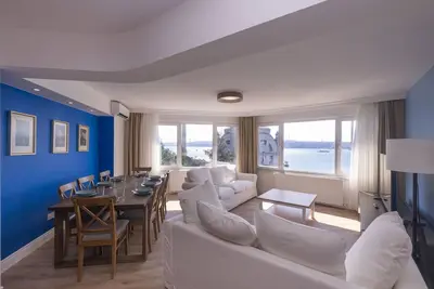 Image de Contemporary Waterfront Apt. with a Stunning View