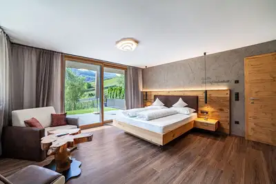 Image de Appartement de vacances 'Chalet Riad 2' avec vue sur les montagnes et bain à remous extérieur