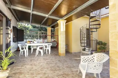 Image de Maison de vacances \"Nonna Tuzza\" proche de la mer, avec terrasse et Wi-Fi.