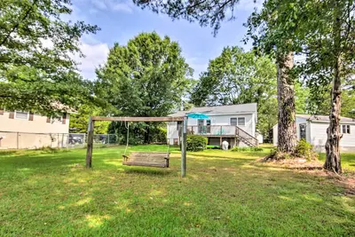 Image de Adorable Lakefront Cottage w\/ Dock & Grill!