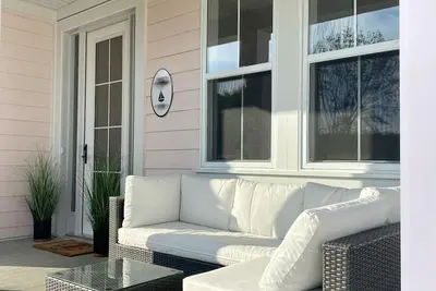 Image de 2025 Just Released 8 Guest Beach House w/Arcade, Gym, Pool, Beach & Private yard