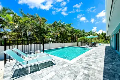 Image de Updated Home with Outdoor Dining and heated Pool! 2 Minutes to Beach! - Native S