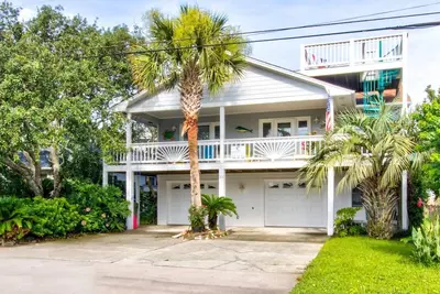 Image de 🌴Safe Haven: Pet Friendly Home, Outdoor Showers, Close to Beach🌴