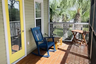 Image de Minutes from sandy beaches. In gated community with pools, hot tub, fitness room