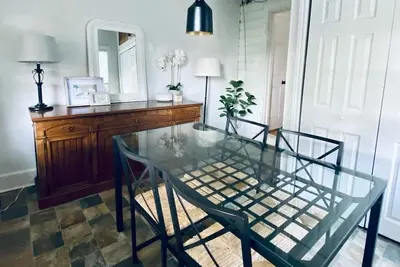 Image de Bright and Spacious 2 Bedroom House w/ backyard