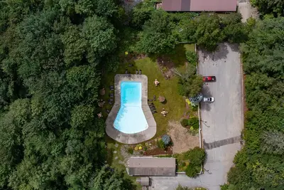 Image de Pool and walk to trails!